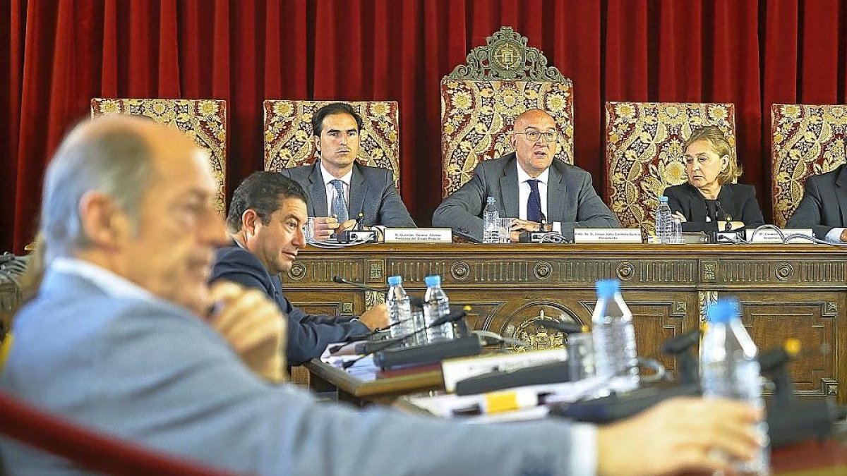 Carnero interviene en el Pleno ordinario de la Diputación Provincial, celebrado ayer en el Palacio de Pimentel.-EL MUNDO