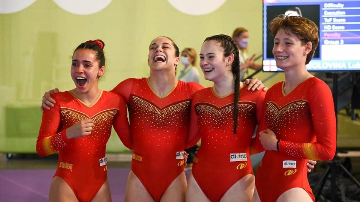 Erica sanz (segunda por la dereecha), eufórica junto a sus compañeras de selección española tras lograr el oro en Rimini. / EM
