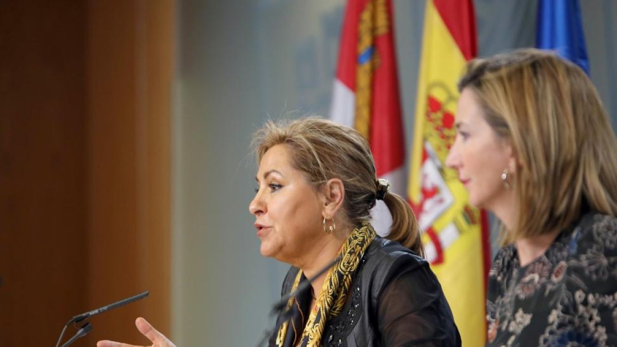 La vicepresidenta y portavoz del Gobierno regional, Rosa Valdeón, comparece en rueda de prensa para informar de los contenidos del Consejo de Gobierno. Junto a ella, la consejera de Familia e Igualdad de Oportunidades, Alicia García.-ICAL