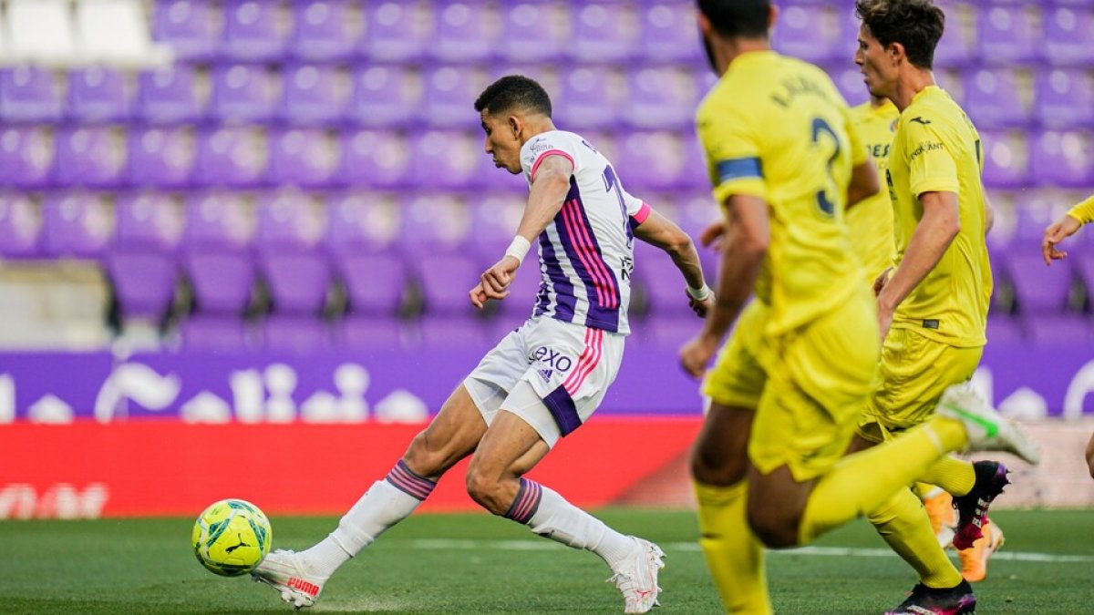 El Yamiq hace un despeje en el partido ante el Villarreal en 2021. / REAL VALLADOLID