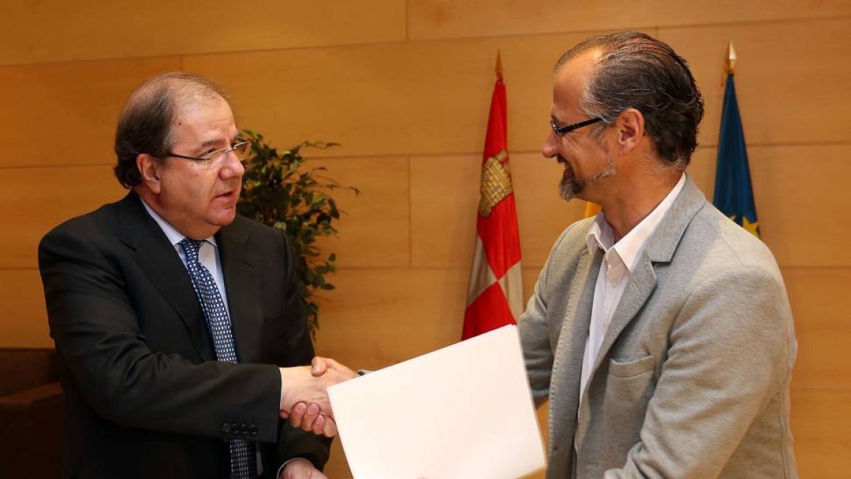 El presidente del PP de Castilla y León, Juan Vicente Herrera, y el delegado autonómico de Ciudadanos, Luis Fuentes, se reúnen en Valladolid para firmar el documento por la regeneración democrática-Ical