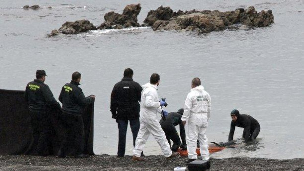Hallazgo de una víctima en Tarajal, en el 2014.-EFE / REDUAN DRIS REGRAGUI