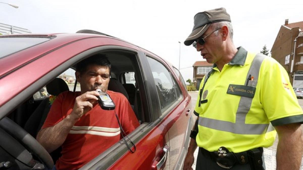 La Dirección General de Tráfico intensifica los controles preventivos de alcohol y drogas.-ICAL