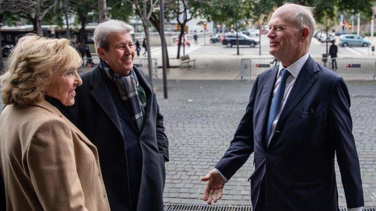 Lali Gubern, Jorge Herralde y el agente literario Andrew Wylie, este martes en la Ciudad de la Justicia.-ÁNGEL GARCÍA