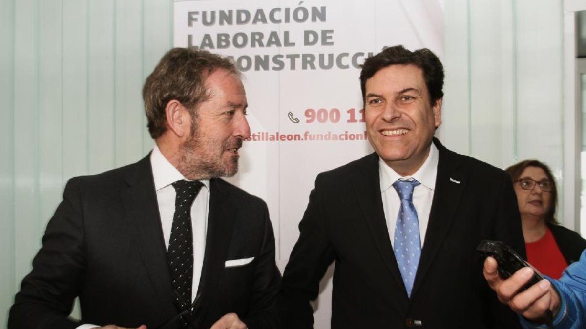 El consejero de Empleo, Carlos Fernández Carriedo (D) y el presidente de la Fundacion Laboral de la Construcción, Javier Vega (I), en la clausura del programa 2016 y presentación del programa 2017 de Apoyo en prevención a empresas del sector de construcci-ICAL