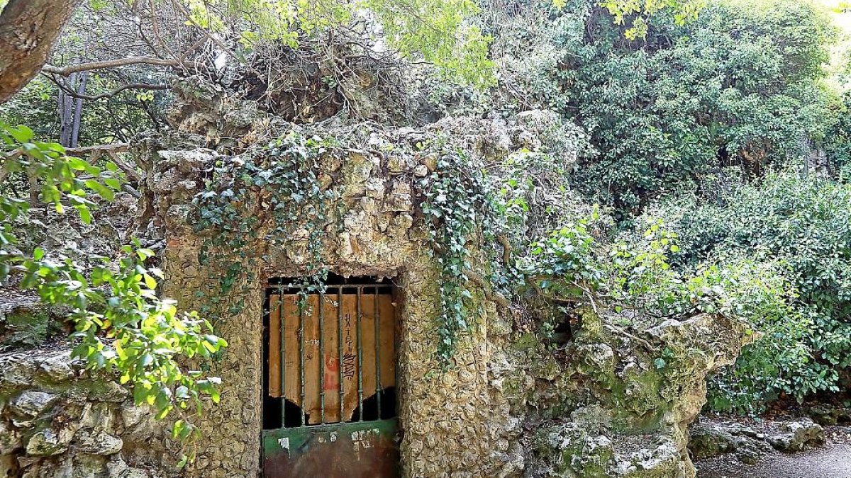 Puerta de entrada a la gruta del Campo Grande que hay junto a la cascada.-J.M. LOSTAU