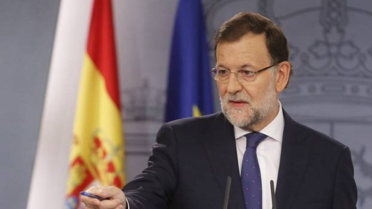 El presidente del Gobierno, Mariano Rajoy, valora este lunes los resultados de las elecciones catalanas.-AGUSTÍN CATALÁN
