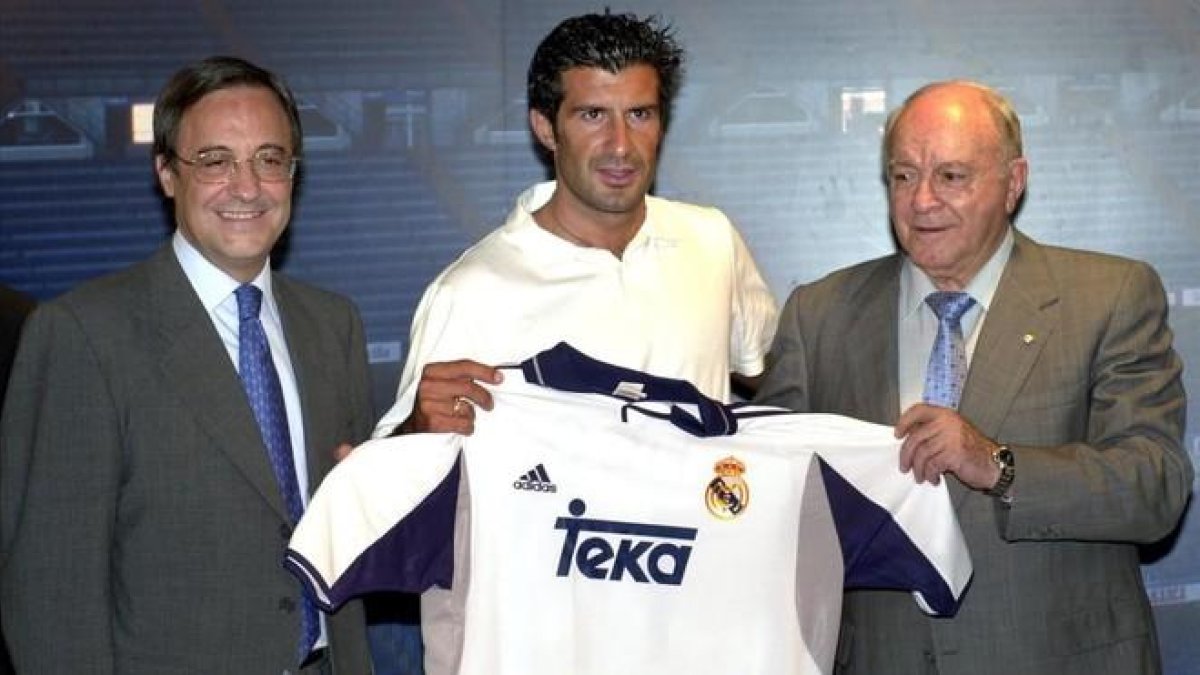 Figo, custodiado por Florentino Pérez y Alfredo Di Stéfano, cuando abandonó el Barça.-JOSE HUESCA