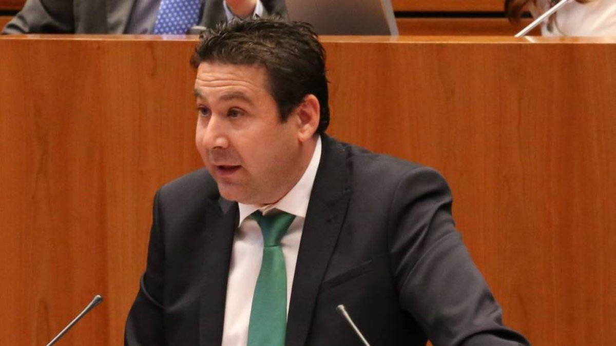 Debate de investidura del candidato a la Junta de Castilla y León. En la imagen el candidato de UPL, Luis Mariano Santos-Ical