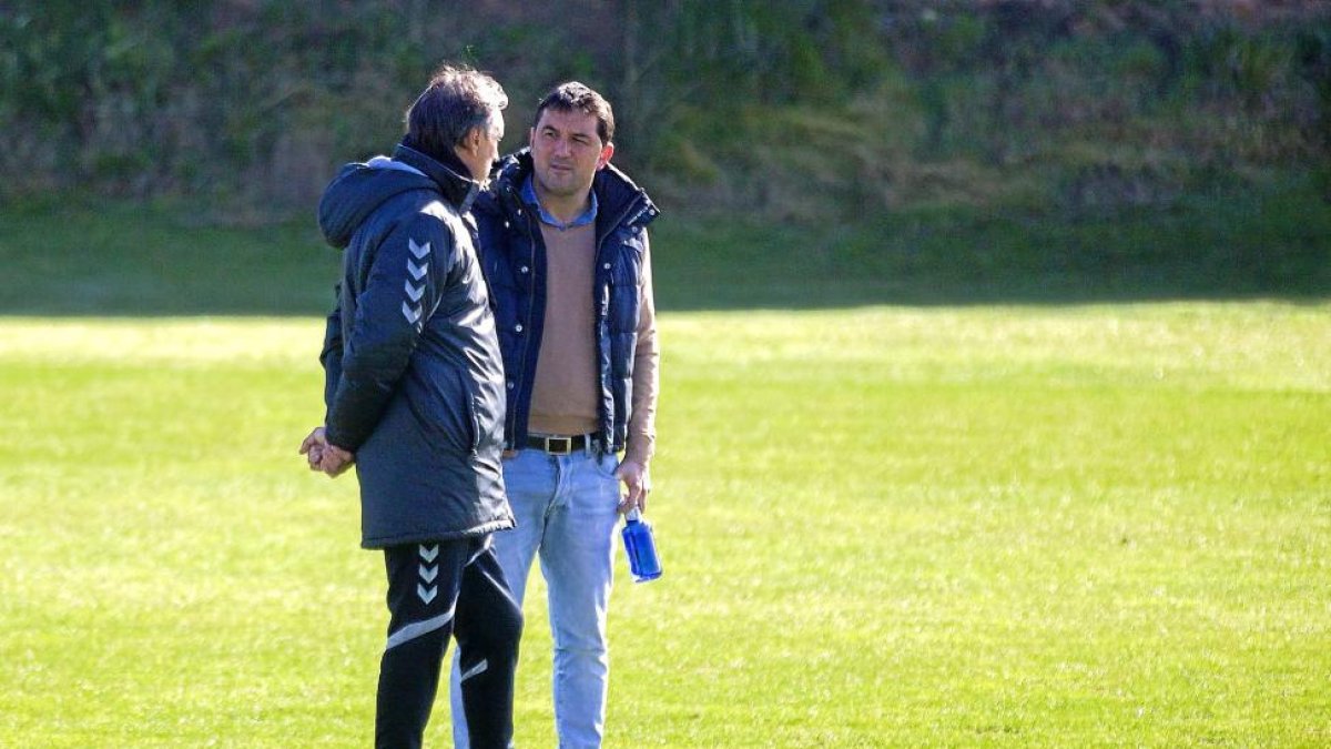 Portugal y Braulio charlan durante un entrenamiento del Real Valladolid en los Campos Anexos.-Pablo Requejo