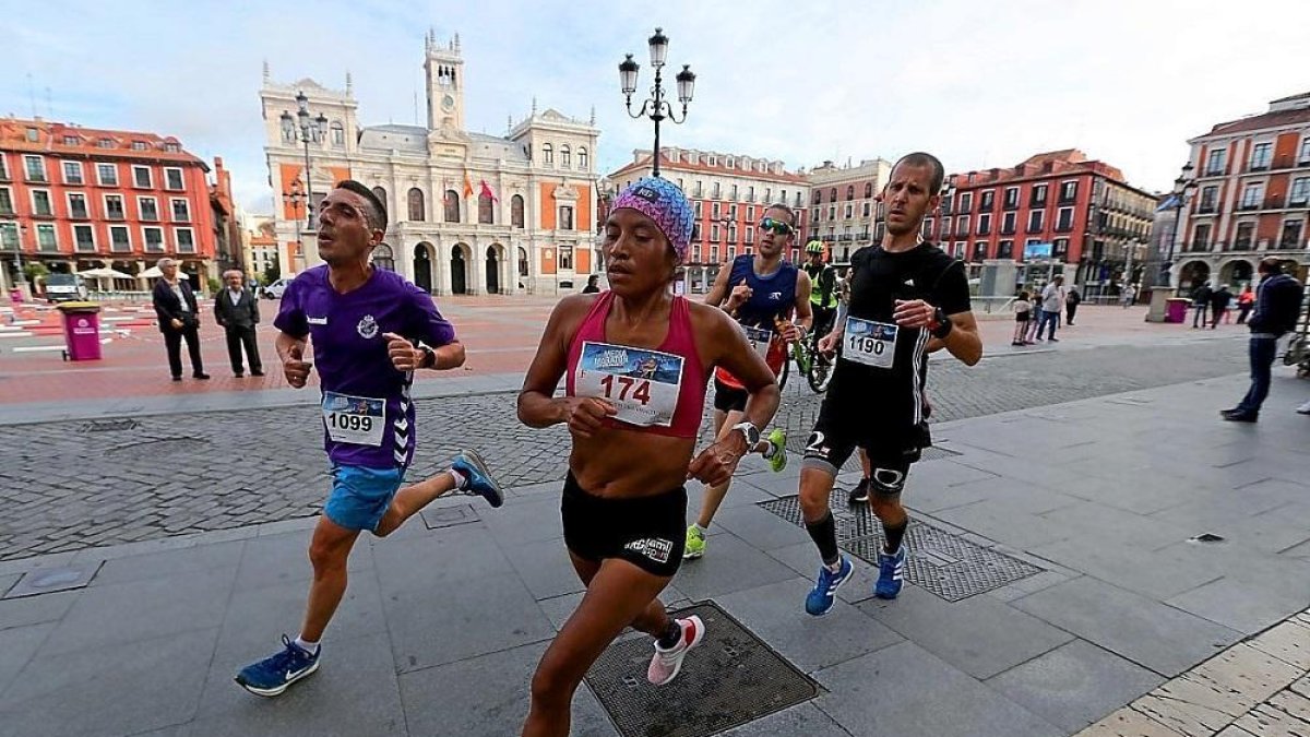 María Mercedes Pila adelanta a tres hombres en la Plaza Mayor.-MONTSE ÁLVAREZ