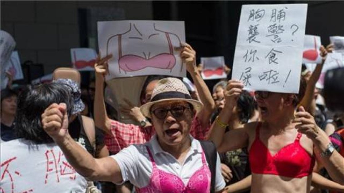 Los manifestantes salieron la la calle en sujetador para protestar en contra de la acusación contra una mujer por atacar a un policía con sus pechos.-Foto: EFE / JEROME FAVRE