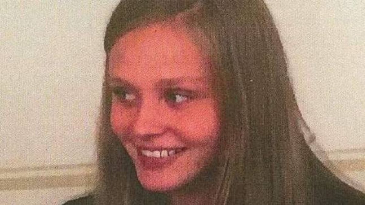 La joven Annelie-Marie R fue secuestrada en Alemania mientras paseaba en bicicleta con su perro.-