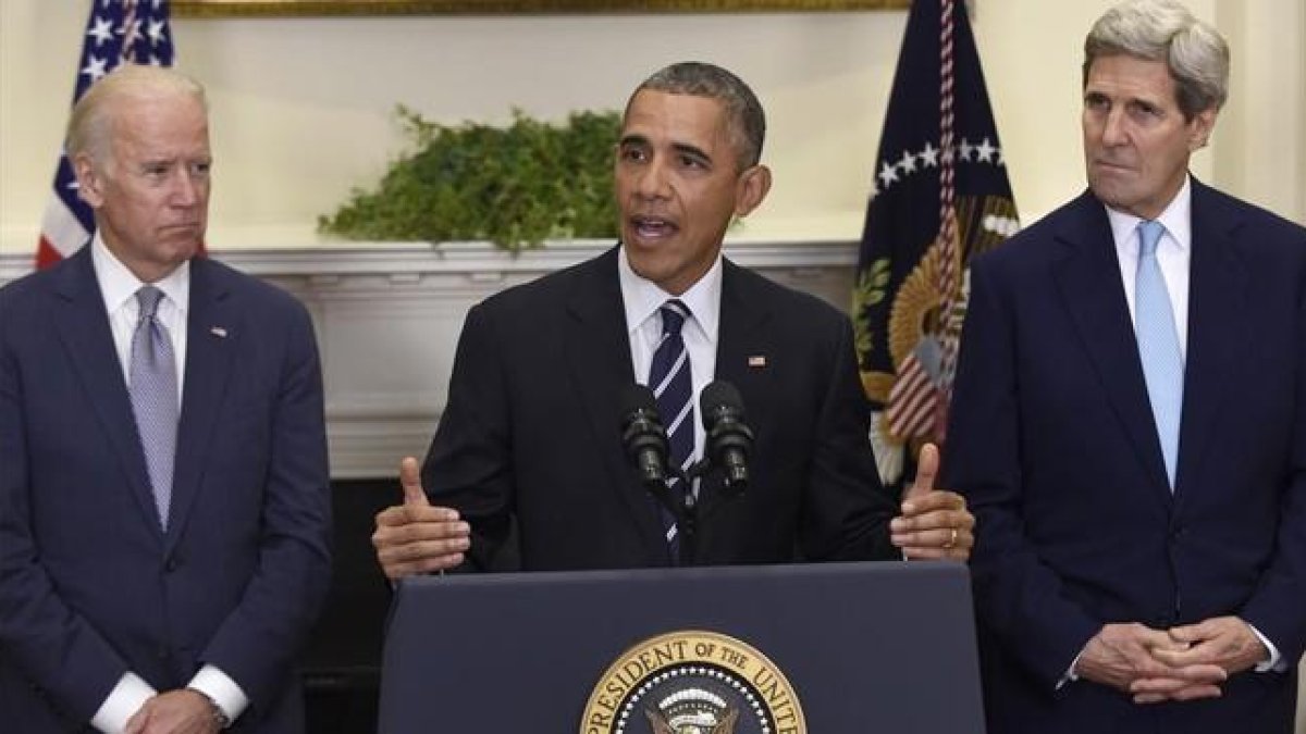 Obama (centro), junto a Biden (derecha) y Kerry, en la Casa Blanca, este viernes.-AP / SUSAN WALSH