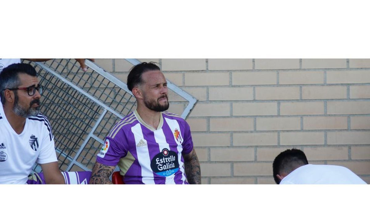 Iván Sánchez se duele de su pie izquierdo ante Unionistas. / ALMEIDA