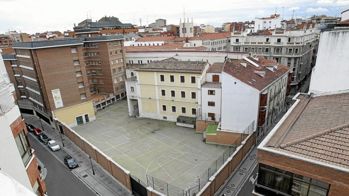 El patio de las Jesuitinas, con la valla que da a López Gómez a la derecha y el colegio al fondo.-J.M.LOSTAU