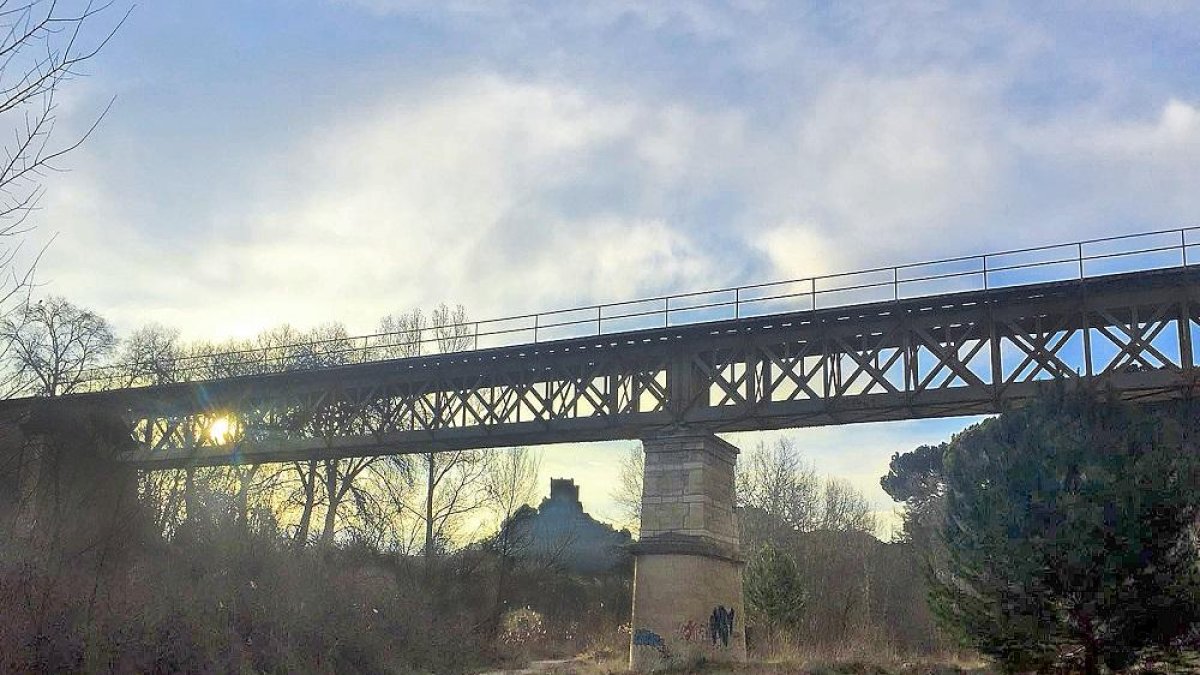 Imagen del puente de hierro de Peñafiel que se convertirá en pasarela peatonal, con el castillo al fondo.-A.P.