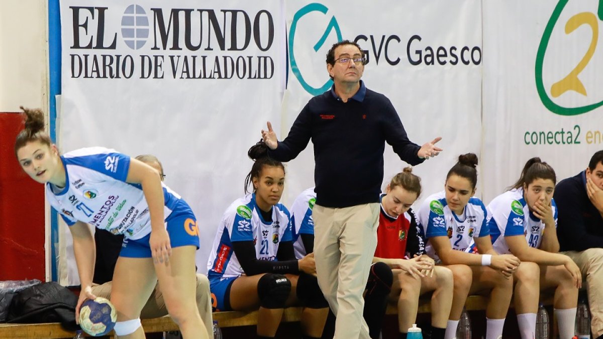 Peñas, técnico del BMAula con su jugadora Elena Cuadrado en primer plano. J. M. LOSTAU