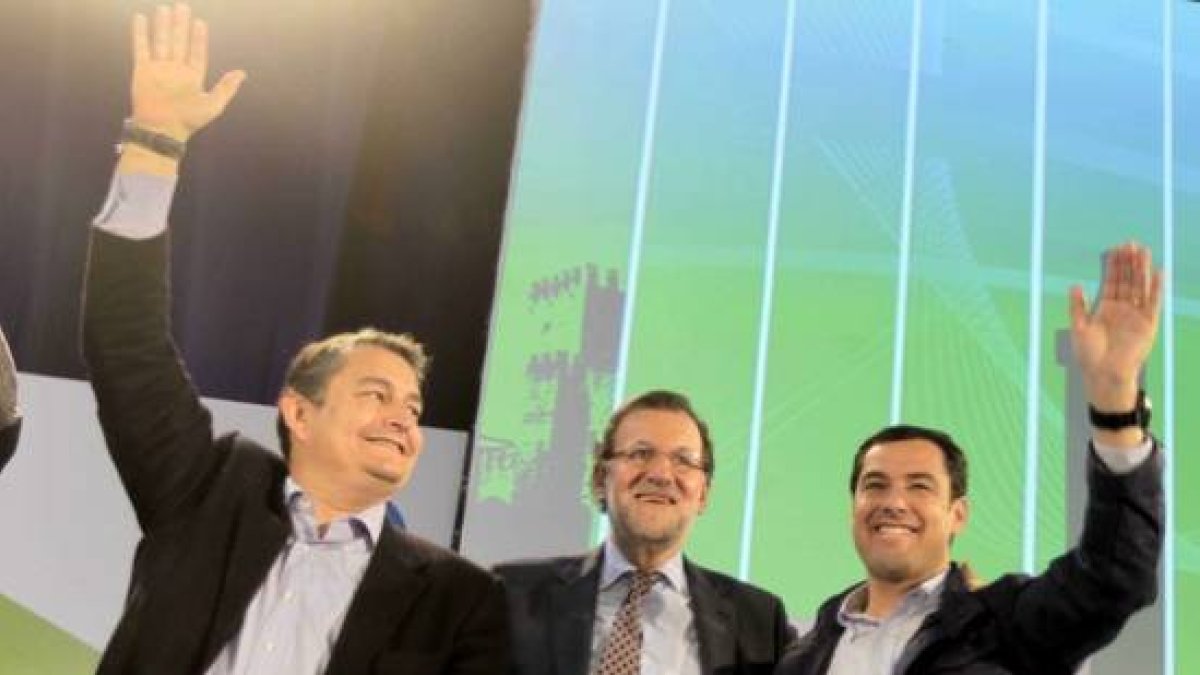 El presidente del Gobierno, Mariano Rajoy (c), junto al candidato popular a la Presidencia de la Junta, Juanma Moreno (d) y al delegado del Gobierno en Andalucía, Antonio Sanz, el pasado 6 de marzo.-Foto: VICTOR LÓPEZ / EFE