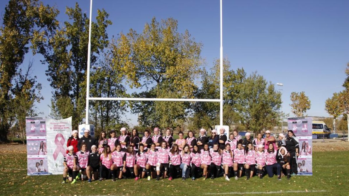 El equipo femenino del club colegial posa con los petos rosas de apoyo a la lucha contra el cáncer.-ANA PLAZA