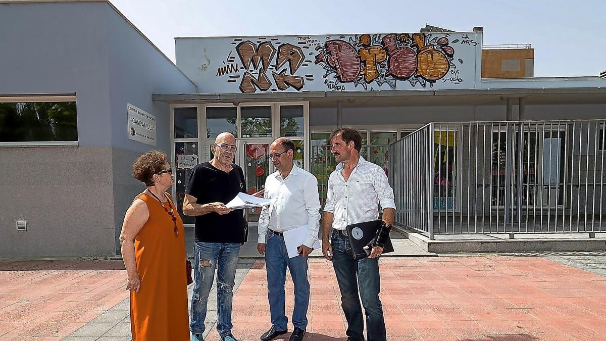 El concejal de Seguridad y Movilidad, Luis Vélez, se reúne con los vecinos de Villa del Prado.-PABLO REQUEJO / PHOTOGENIC