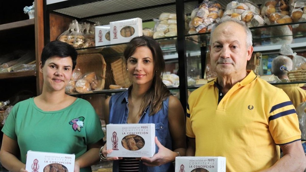 Raquel, Luis Mari y Maite Burgos en el obrador de la confitería La Concepción de Villalpando.-J.L. CABRERO