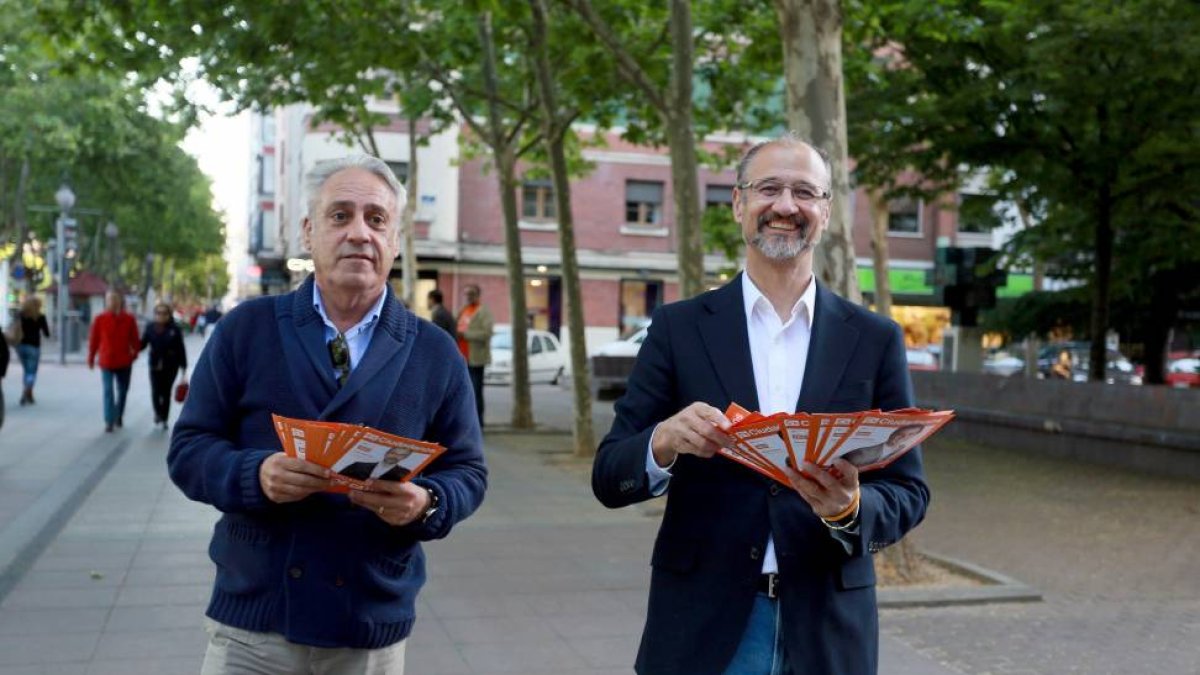 El candidato de Ciudadanos a la Presidencia de la Junta, Luis Fuentes, reparte información en Valladolid. Junto a él, el candidato a la alcaldía de Valladolid, Jesús Presencio-Ical