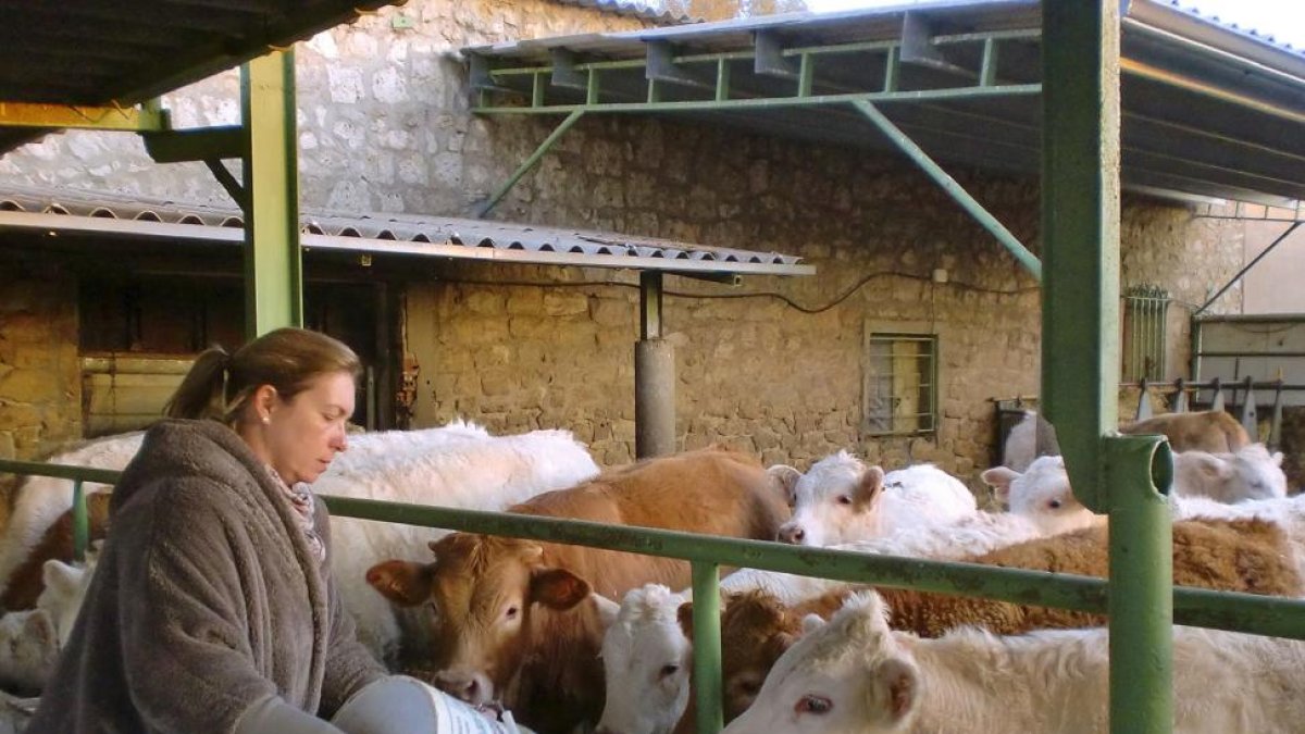 Lourdes Contreras con sus animales en su explotación de Navabuena, un pago de Valladolid.-EM