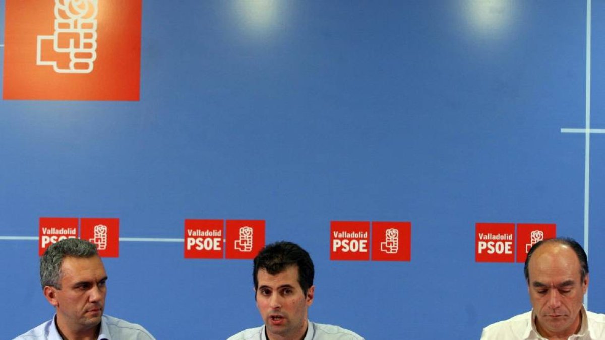El secretario general del PSOE en Castilla y León, Luis Tucanca, participa en una reunión para tratar la situación de las Áreas Funcionales Estables. En la imagen, junto al secretario del PSOE de Valladolid, Javier Izquierdo (I) y Francisco Ramos (D)-Ical