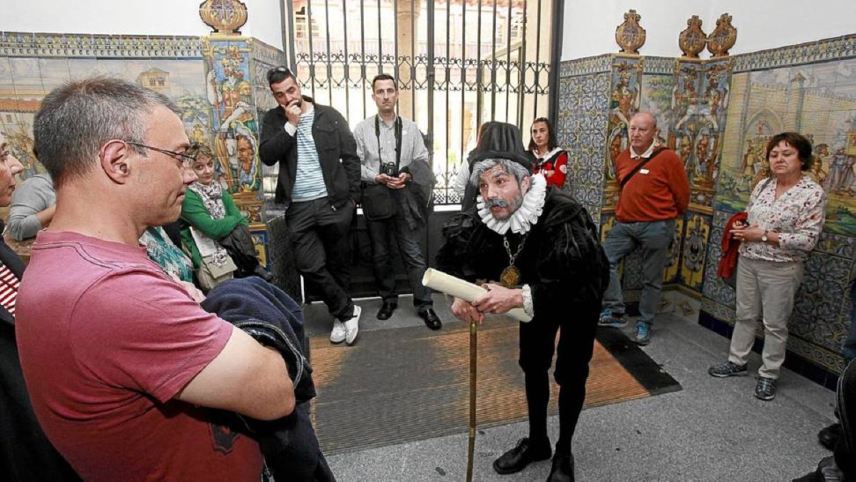 Un grupo de turistas asiste a una visita teatralizada.-Pablo Requejo