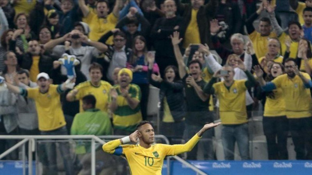 Neymar celebra su gol a Colombia en los cuartos de final de los JJOO de Río.-MIGUEL SCHINCARIOL