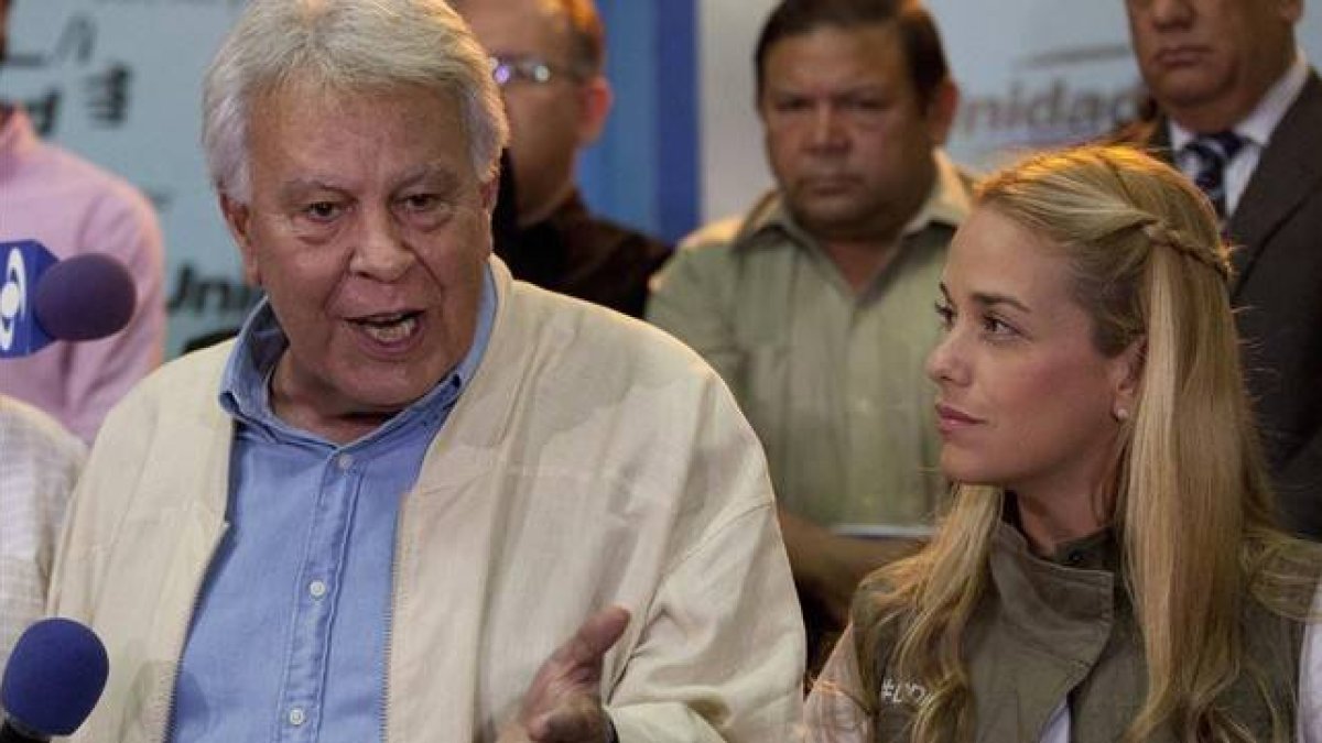 González habla ante la prensa junto a Lilian Tintori, esposa del dirigente opositor Leopoldo López, este lunes en Caracas.-Foto:   AP / ARIANA CUBILLOS