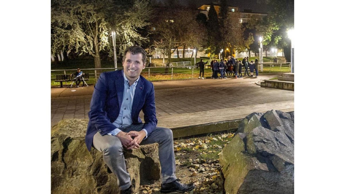 Luis Tudanca en el parque Félix Rodríguez de la Fuente de Burgos-I.L. Murillo