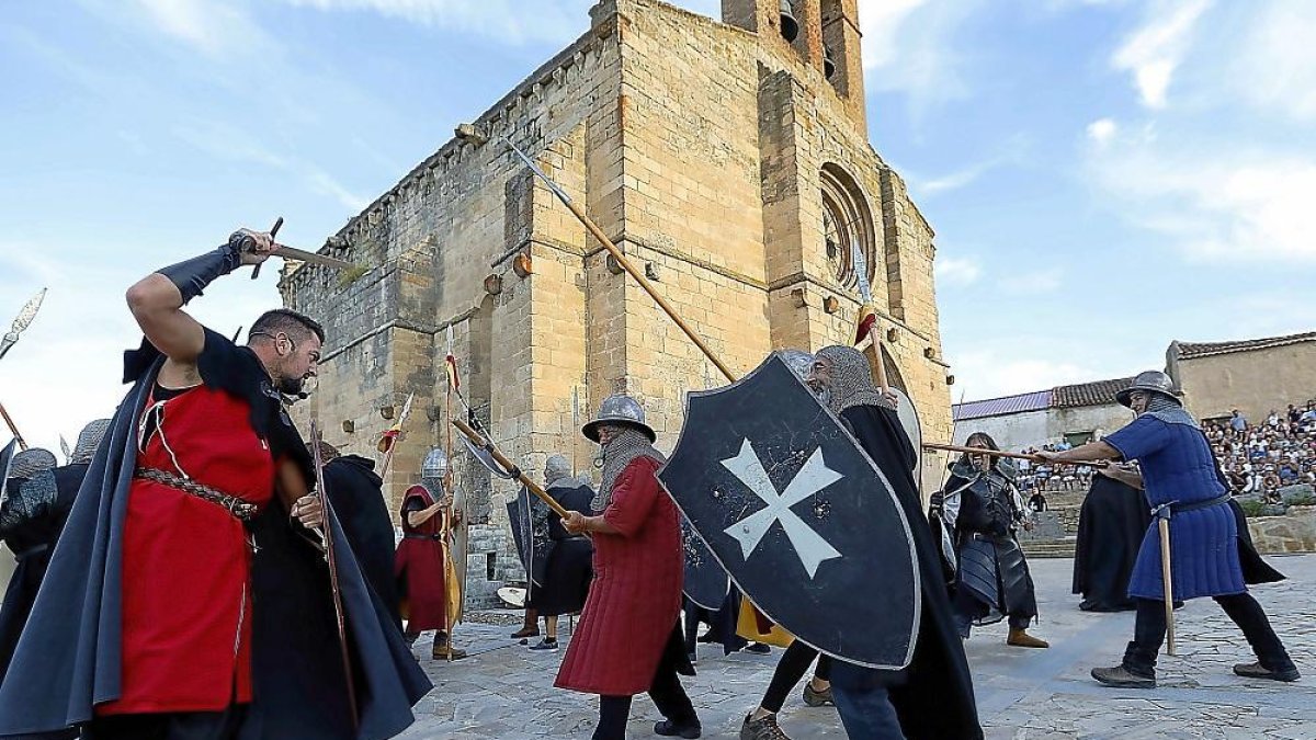 Vecinos representan la batalla del ‘Sitio de Castronuño’, en la anterior edición de la recreación histórica.-J.M. LOSTAU