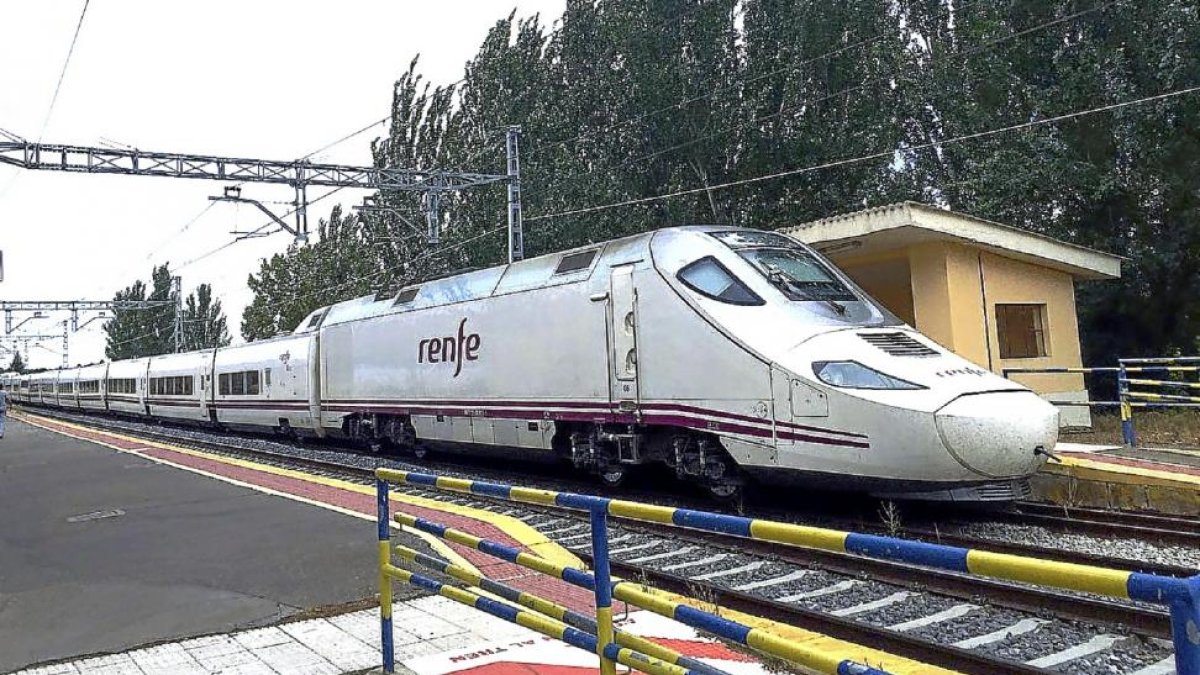 Tren que realizaba el trayecto Santander-Madrid, estacionado en Osorno (Palencia), tras la decisión del maquinista. I-ICAL