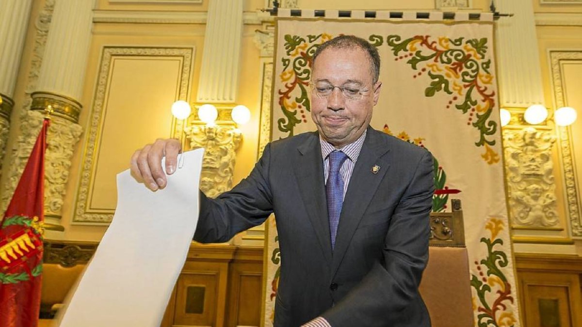 El concejal de Hacienda en el Ayuntamiento, Alfredo Blanco presenta los presupuestos municipales de 2015-Miguel Ángel Santos