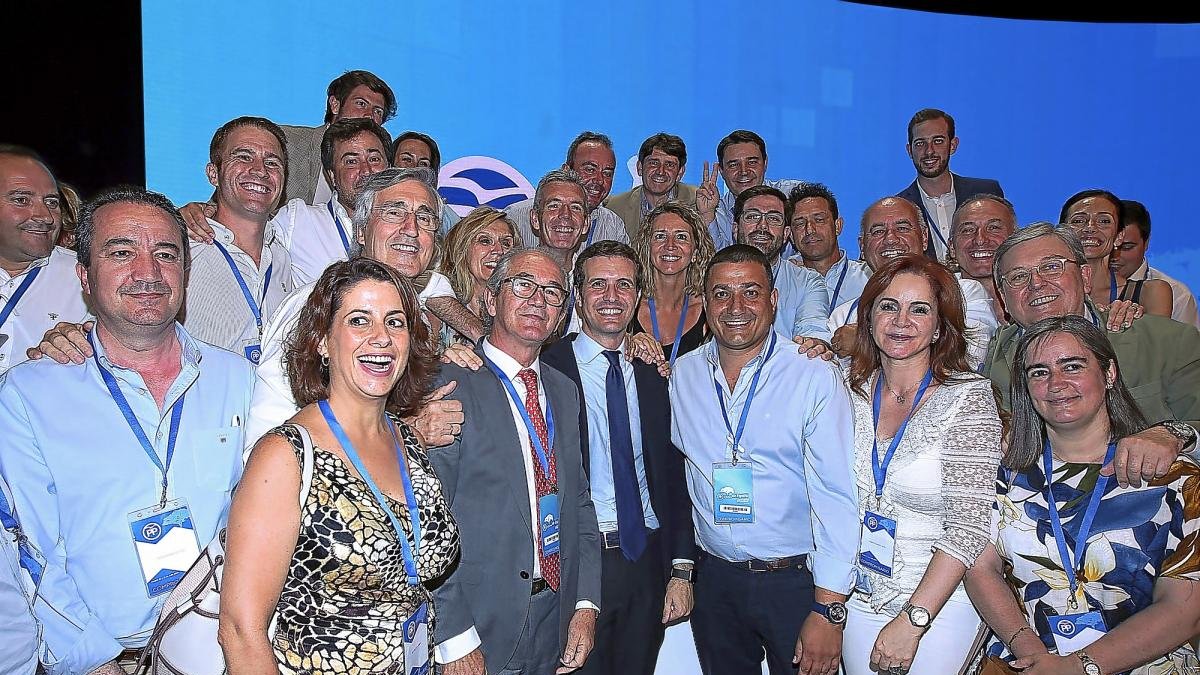 El presidente del PP posó en la foto de familia con la delegación abulense al congreso y la presidenta de las Cortes, Silvia Clemente, que aparece a la derecha de la foto, con Casado en el centro.-EL MUNDO