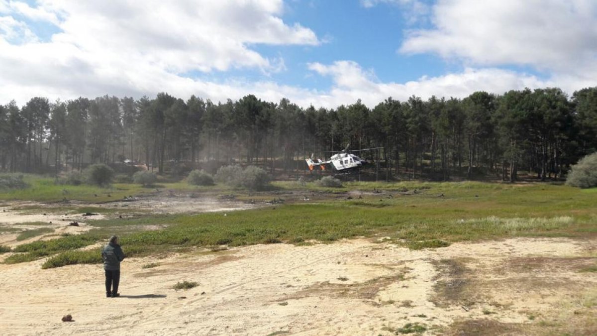 Un helicóptero de la Guardia Civil se suma a la búsqueda del joven desaparecido en aguas de Embalse de la Cuerda del Pozo.-ICAL