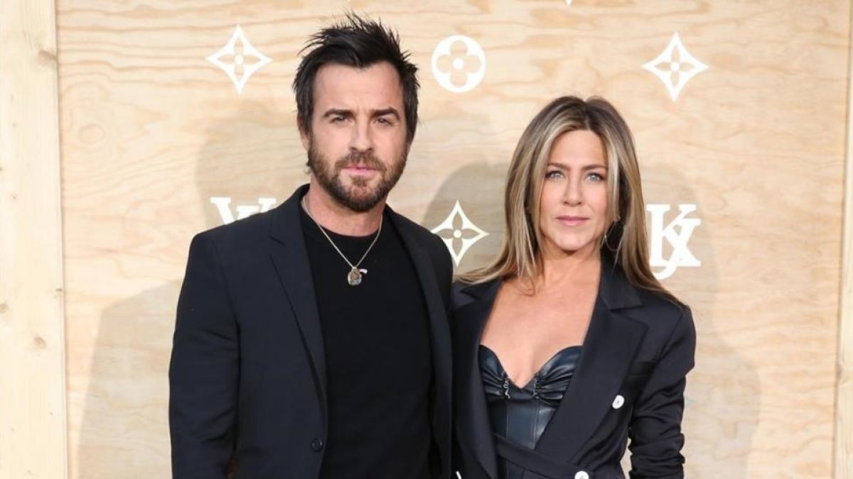 Una imagen de archivo de Jennifer Aniston y Justin Theroux, en el museo del Louvre de París.-ARCHIVO