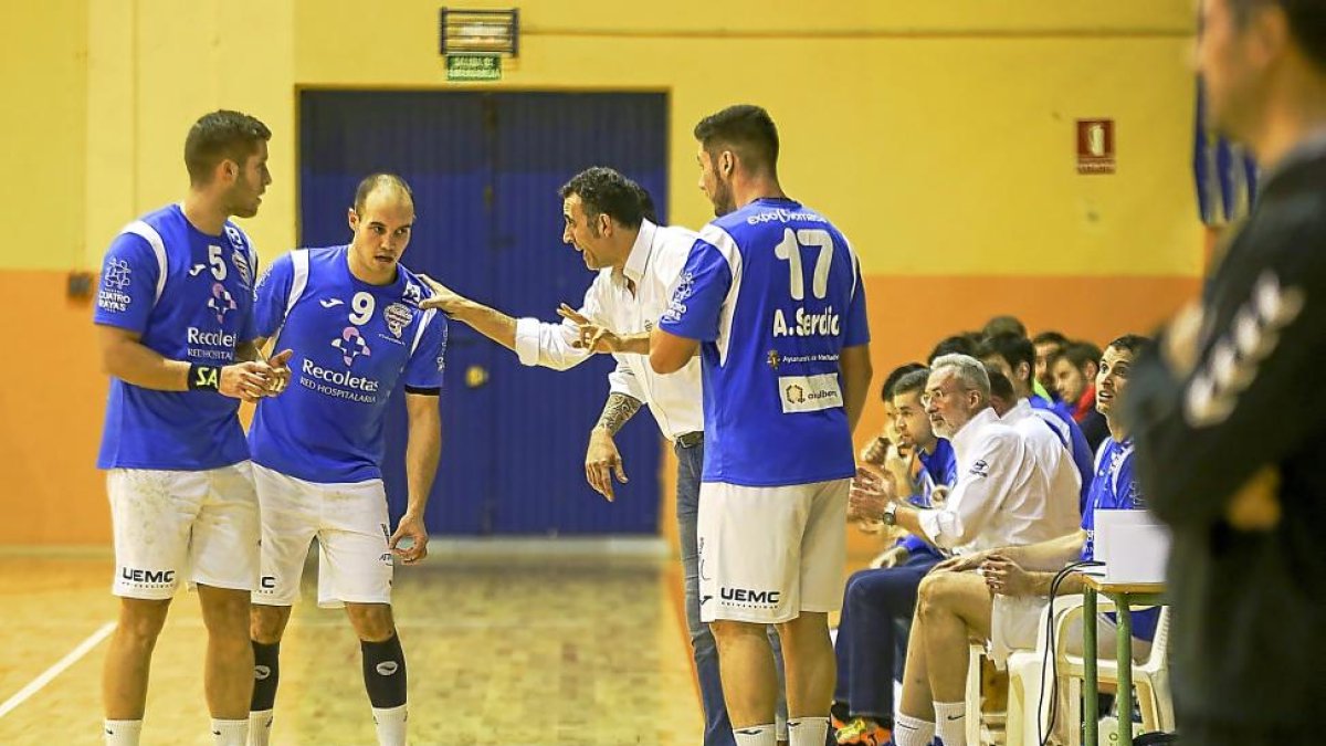 Pisonero corrige a Adrián y Héctor en el amistoso ante Guadalajara.-M. Á. SANTOS