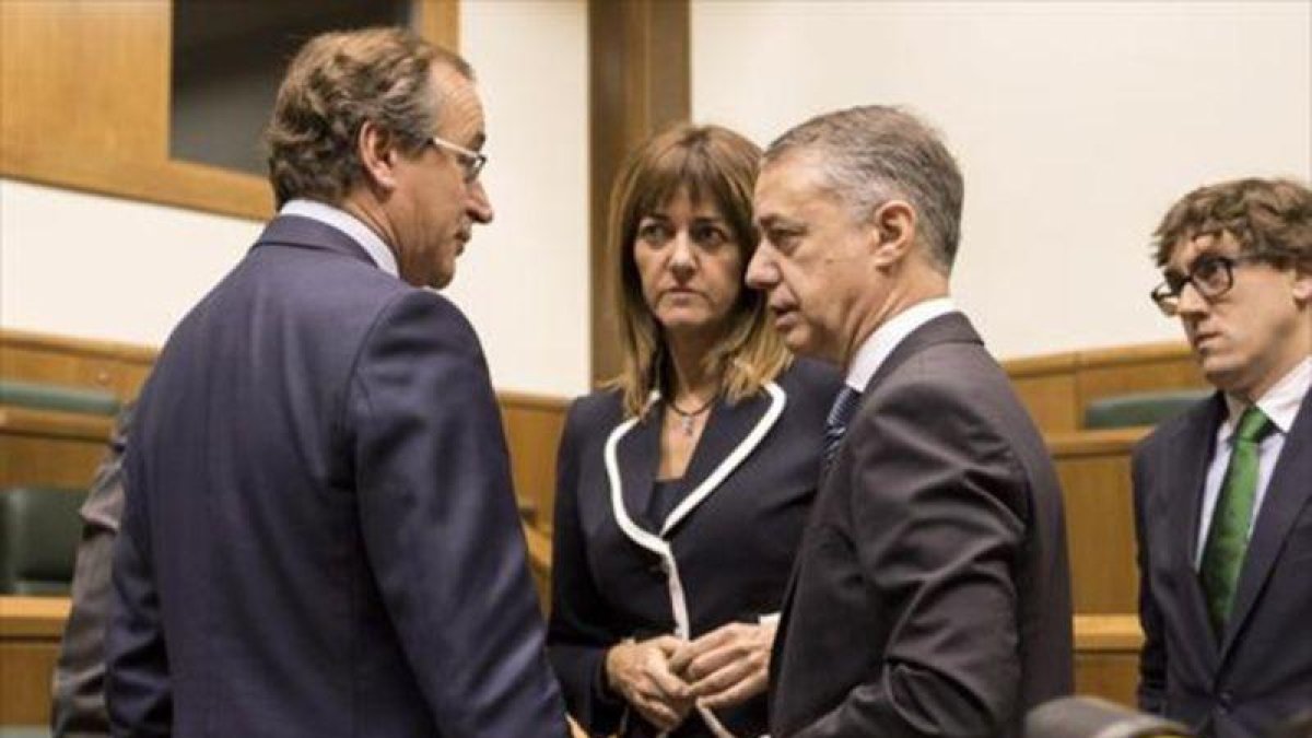 El lendakari Iñigo Urkullu conversa con Idoia Mendia (PSE) y Alfonso Alonso (PP) en la Cámara vasca.-EFE / ADRIÁN RUIZ DE HIERRO