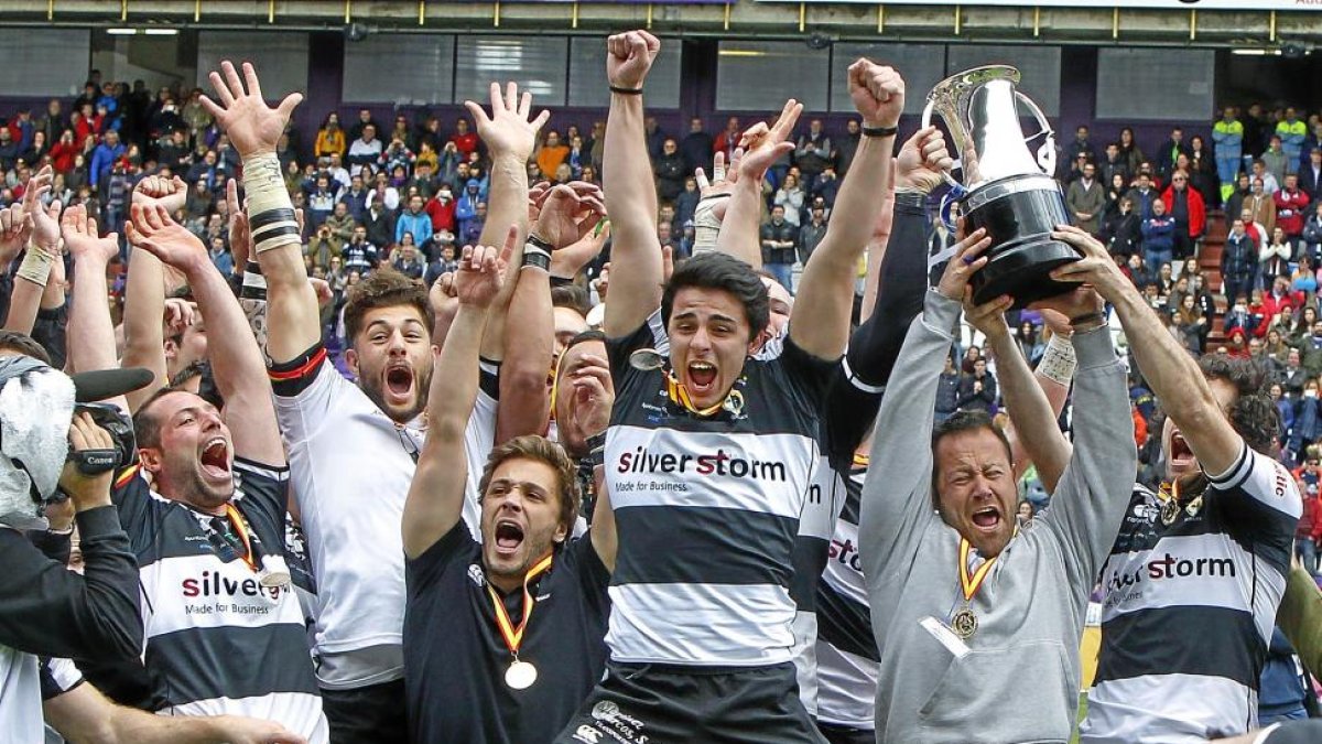 Los jugadores del SilverStorm El Salvador celebran el triunfo en la final de Copa de 2016 en Zorrilla.-J. M. LOSTAU