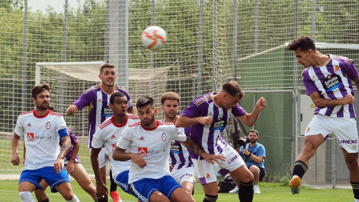 Partido entre el Real Valladolid Promesas y el Rayo Majadahonda. / PHOTOGENIC