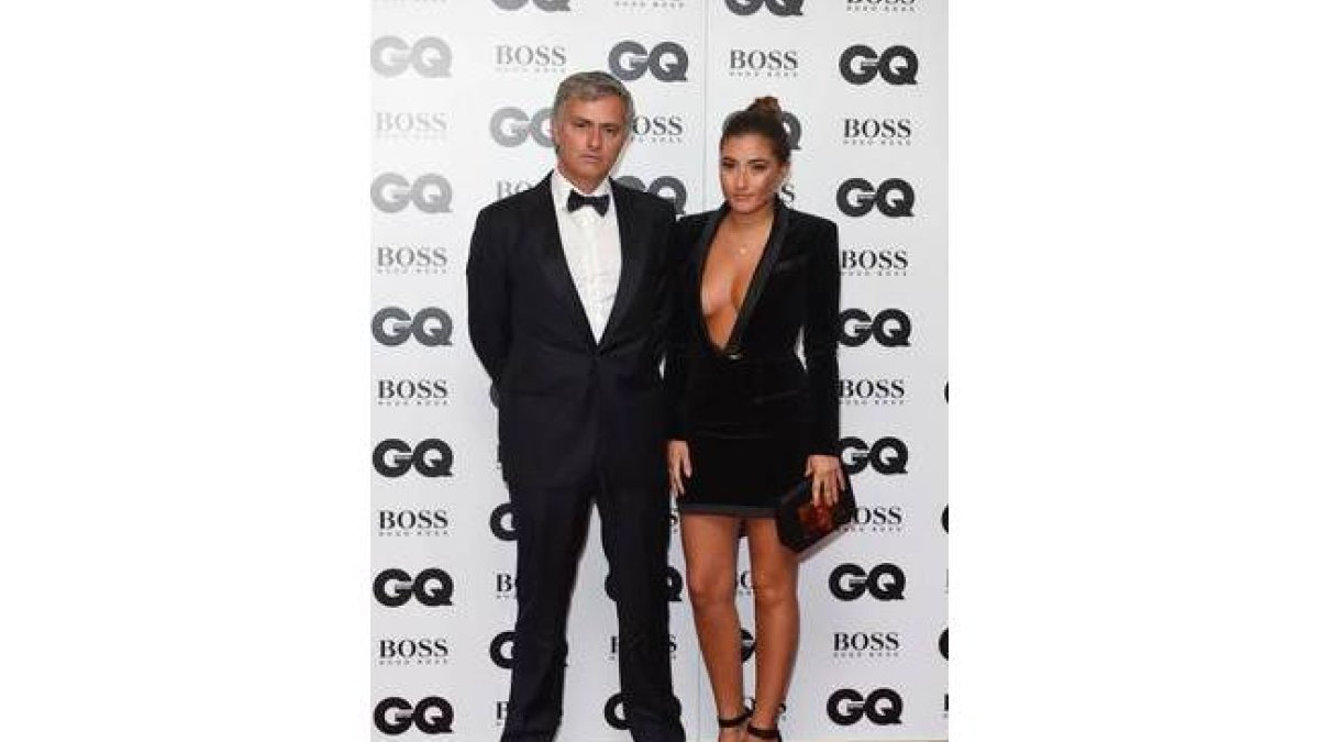 Jose Mourinho, con su hija Matilde, este martes, en la gala de los premios GQ Men, en Londres.-AP