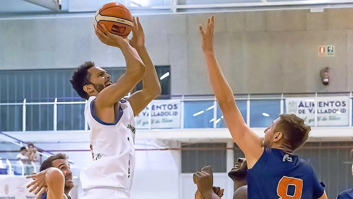 Kazadi lanza ante el punteo de Jesse Chuku en el Carramimbre-Melilla jugado en Zaratán en pretemporada.-P. REQUEJO