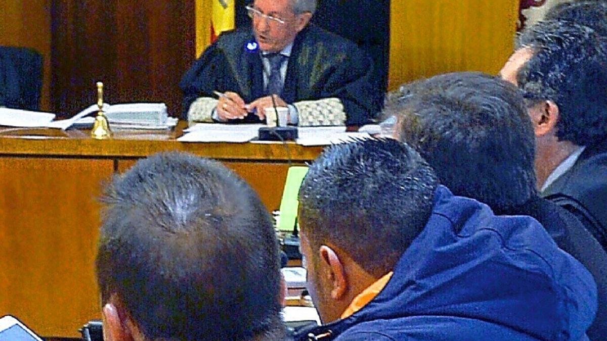 El acusado, en el centro con chaqueta con capucha, durante el juicio.-EFE / POOL