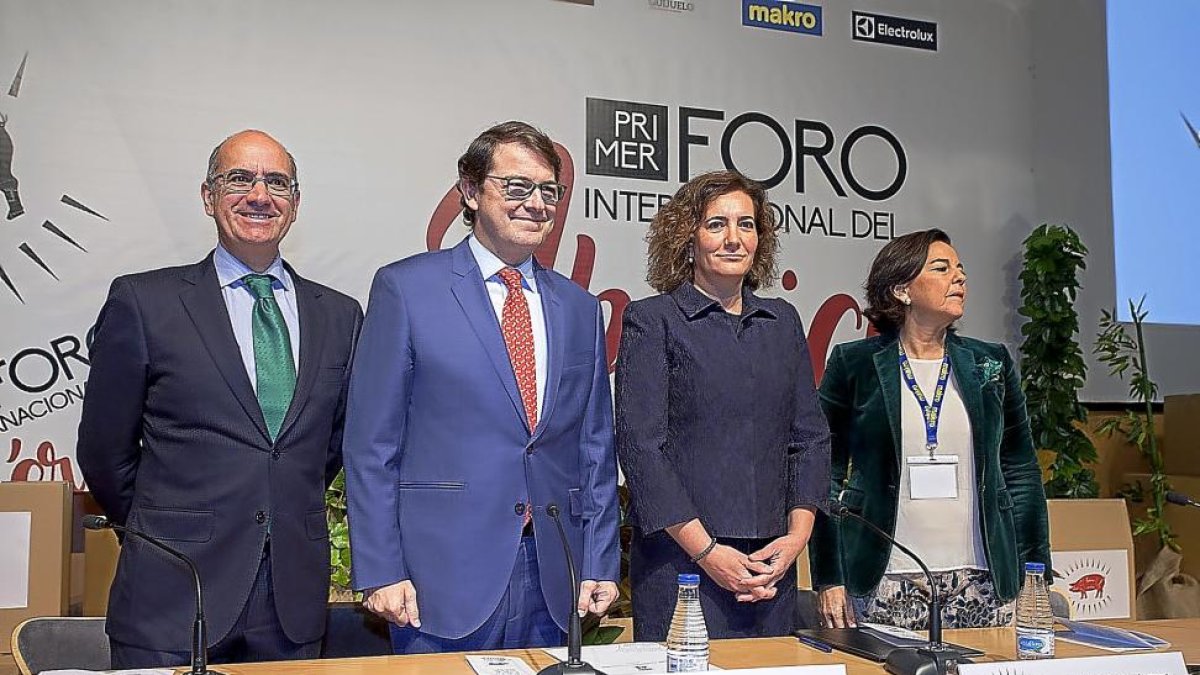 Javier Iglesias, Alfonso F. Mañueco, Josefa García y Julia Pérez durante la inauguración del Foro.-ICAL