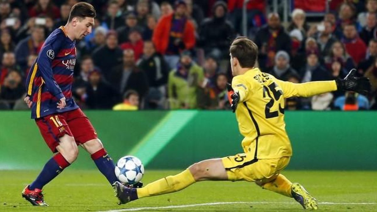 Messi eleva la pelota sobre Szeczny en la jugada del 2-0.-