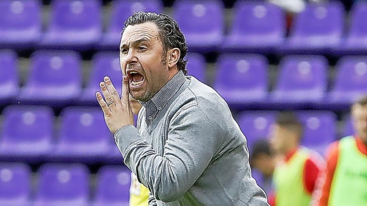 Sergio da órdenes a los jugadores durante el partido contra el Sporting.-J. M. LOSTAU
