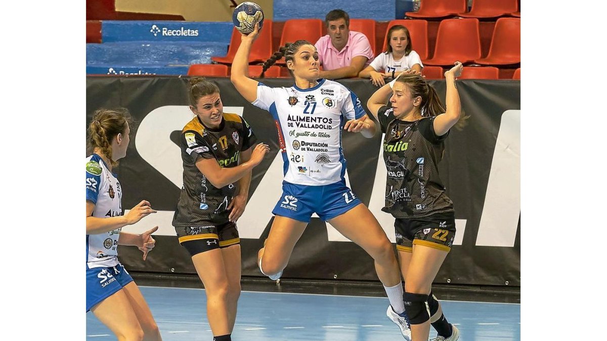 Elena Cuadrado lanza de forma acrobática tras superar entre líneas a la defensa del Atlético Guardés.-PABLO REQUEJO